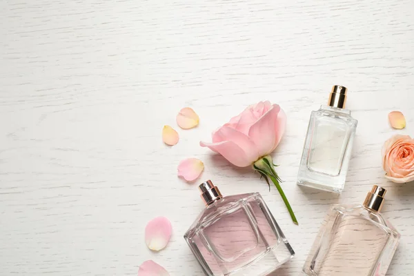 Composition Plat Avec Différents Flacons Parfum Roses Sur Fond Blanc — Photo