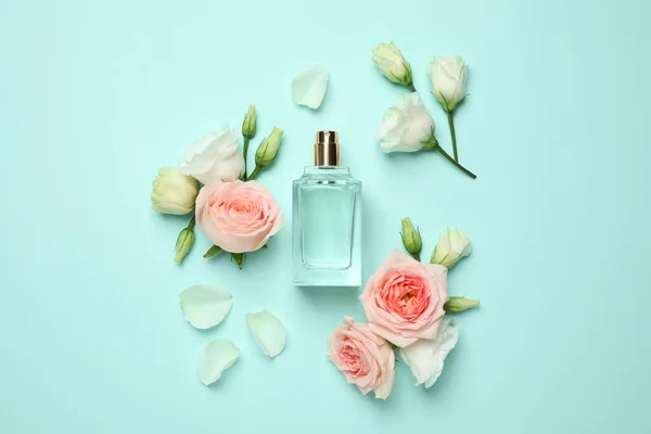 Composición Plana Con Botella Perfume Flores Sobre Fondo Cian — Foto de Stock