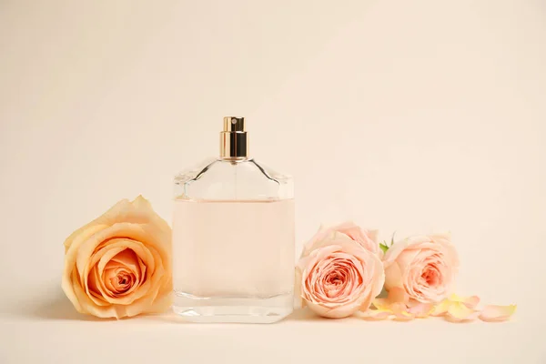 Garrafa Perfume Com Rosas Fundo Bege — Fotografia de Stock