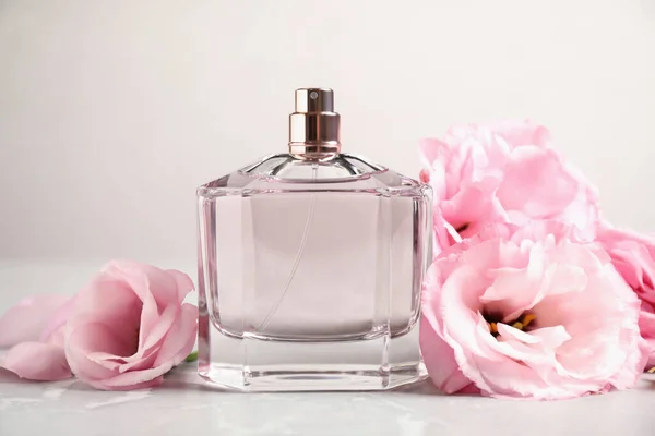 Fles Parfum Met Verse Bloemen Lichte Ondergrond — Stockfoto