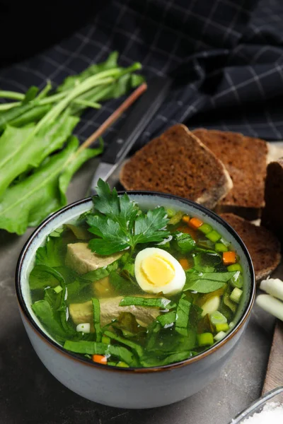 Deliciosa Sopa Acedera Con Carne Huevo Servidos Sobre Mesa Gris — Foto de Stock