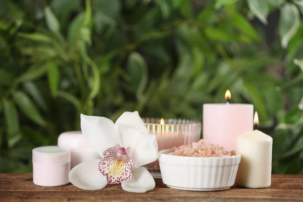 Schöne Wellness Komposition Mit Meersalz Und Kerzen Auf Holztisch — Stockfoto