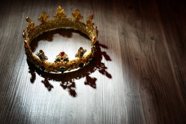 Ahşap masada güzel antik bir taç, yazı için yer var. Fantezi ögesi