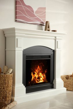 Parlak oturma odası suni şömineyle dolu.