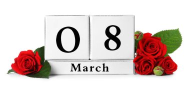 8 Mart tarihli tahta blok takvimi ve beyaz arka planda güller. Uluslararası Kadınlar Günü