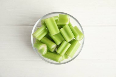 Kerevizi cam kaseye koyup beyaz ahşap masaya koyun.