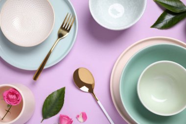 Pembe arka planda çiçekli ve yapraklı güzel bir masa, düz yatıyordu.