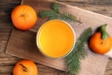 Lezzetli mandalina jölesi ve köknar dalları ahşap masada, düz yatıyordu.