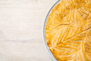Geleneksel galette des rois beyaz ahşap masa, üst manzara. Metin için boşluk