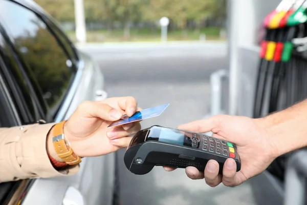 Homem Sentado Carro Pagando Com Cartão Crédito Posto Gasolina Close — Fotografia de Stock