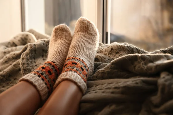 Mujer Calcetines Punto Relajante Cuadros Cerca Ventana Casa Primer Plano — Foto de Stock