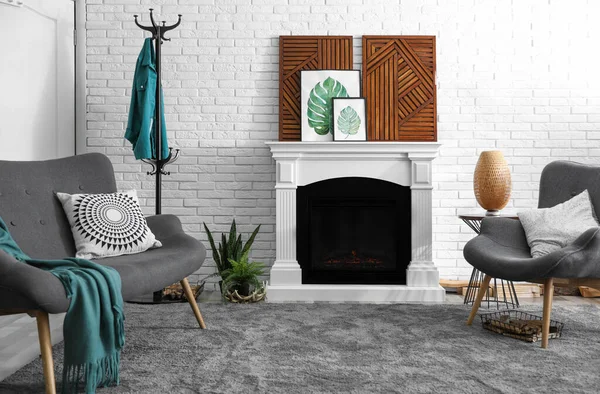 Schöne Wohnzimmereinrichtung Mit Kamin Und Möbeln — Stockfoto