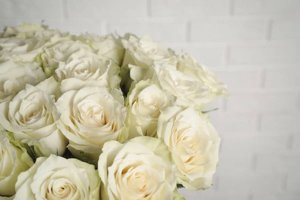 Buquê Luxo Rosas Frescas Perto Parede Tijolo Branco Close — Fotografia de Stock