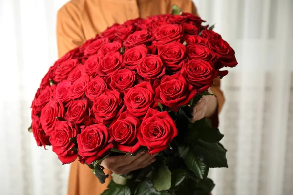 Mulher Segurando Buquê Luxo Rosas Vermelhas Frescas Dentro Casa Close — Fotografia de Stock