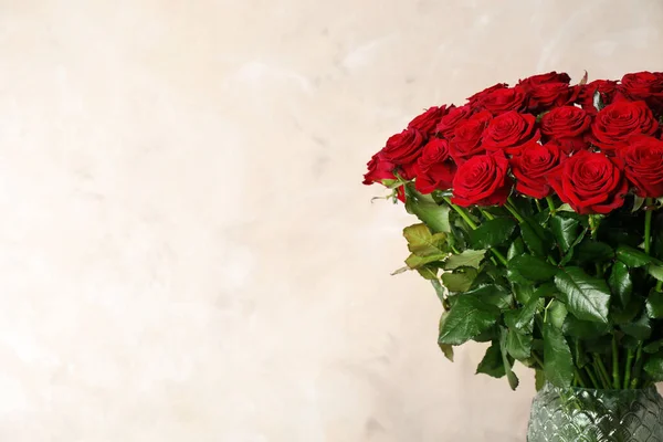 Buquê Luxo Rosas Vermelhas Frescas Fundo Bege Espaço Para Texto — Fotografia de Stock