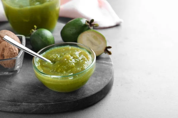 Confiture Feijoa Dans Bol Verre Sur Une Table Grise Espace — Photo