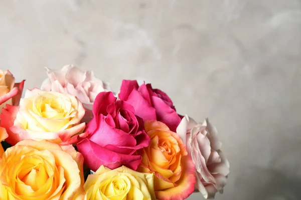 Bouquet Lusso Rose Fresche Sfondo Beige Primo Piano — Foto Stock
