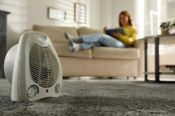 Frau Liest Buch Wohnzimmer Fokus Auf Elektrische Ventilatorheizung — Stockfoto