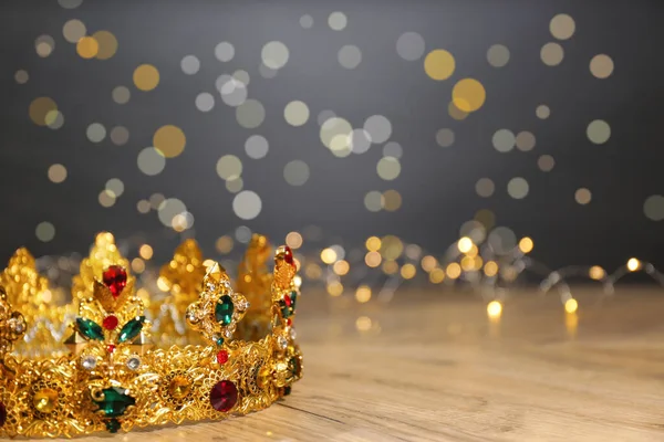 Prachtige Gouden Kroon Met Edelstenen Feeënlampjes Houten Tafel Ruimte Voor — Stockfoto