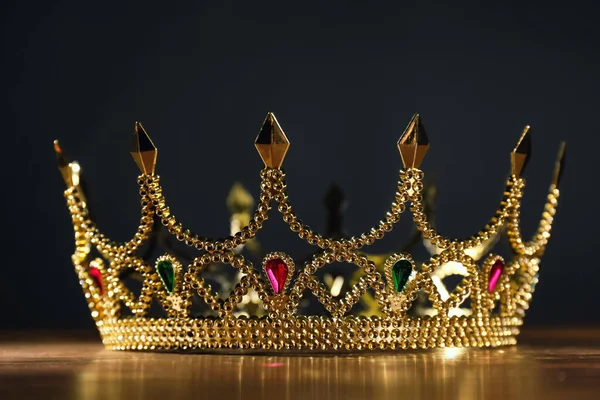 Tahta Masasında Mücevherler Olan Güzel Altın Taç Fantezi Ögesi — Stok fotoğraf