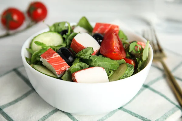 Masada Servis Edilen Lezzetli Yengeç Salatası Yakın Plan — Stok fotoğraf