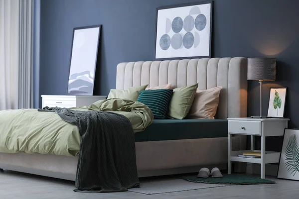 現代的な部屋のインテリアで新しいPistachioリネンと快適なベッド — ストック写真