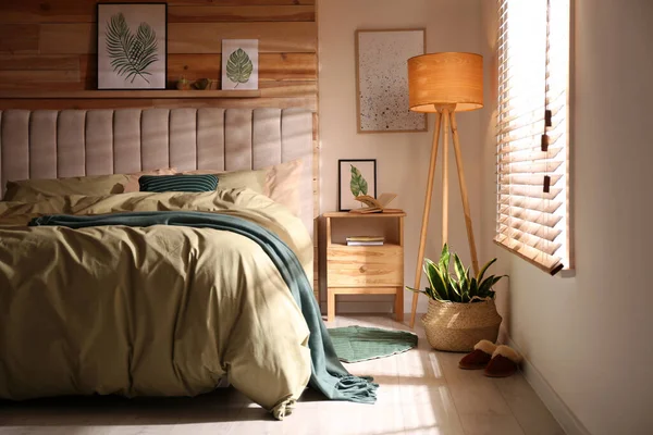 現代的な部屋のインテリアで新しいPistachioリネンと快適なベッド — ストック写真