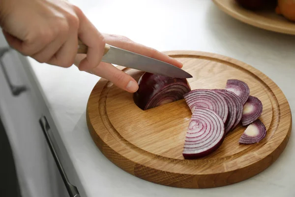 Woman Cutting Red Onion Slices Countertop Kitchen Closeup — Stock Photo, Image