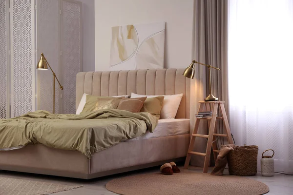 Comfortabel Bed Met Olijfgroen Beddengoed Modern Interieur — Stockfoto