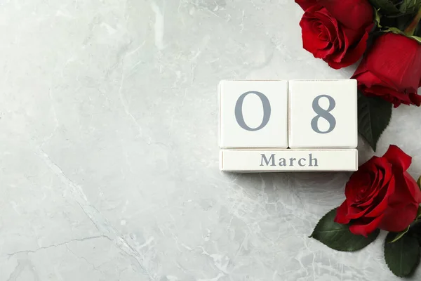 日期为3月8日的块状日历 背景为浅灰大理石的玫瑰 案文的篇幅 — 图库照片