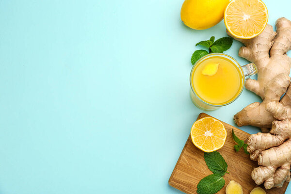 Плоская композиция с иммунитетом повышающим напиток на светло-голубом фоне. Пространство для текста