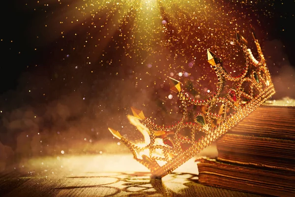 Mundo Fantasía Hermosa Corona Dorada Libros Antiguos Iluminados Por Luz —  Fotos de Stock