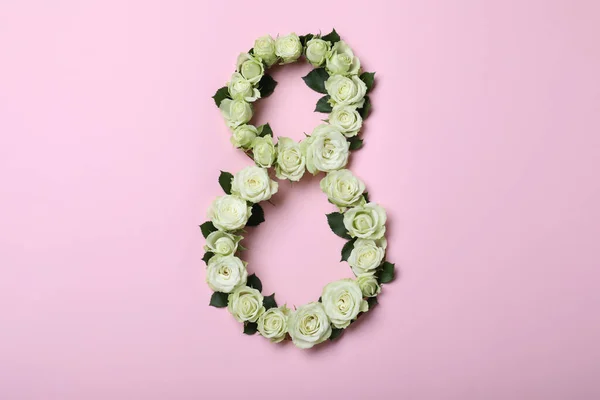 8番はピンクの背景に白いバラで作られ フラットレイ 国際女性デー — ストック写真