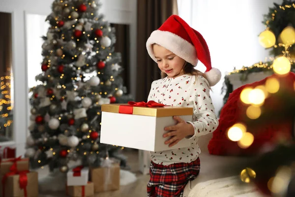 Petite Fille Mignonne Tenant Boîte Cadeau Dans Chambre Décorée Pour — Photo