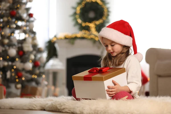 Petite Fille Mignonne Tenant Boîte Cadeau Dans Chambre Décorée Pour — Photo