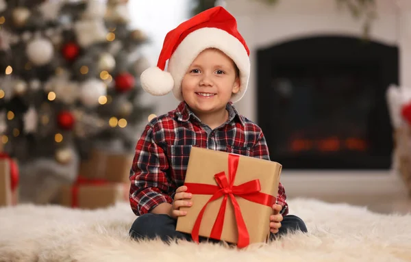 Mignon Petit Garçon Tenant Boîte Cadeau Dans Chambre Décorée Pour — Photo