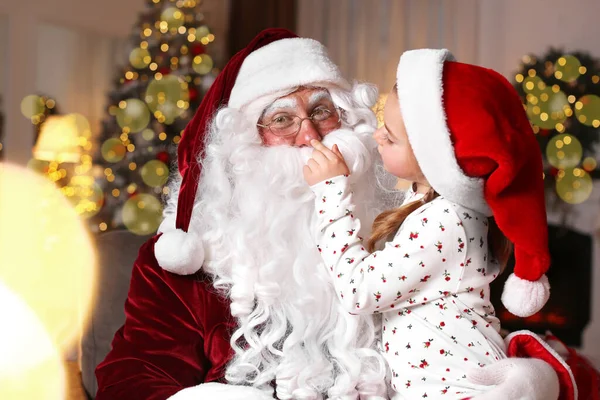 Santa Claus Linda Niña Habitación Decorada Para Navidad — Foto de Stock