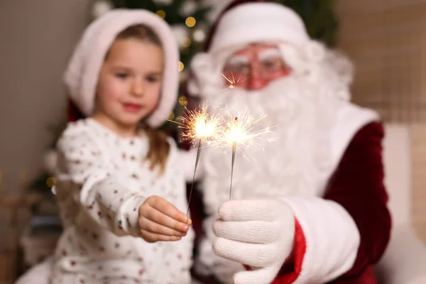 Mikulás Kislány Szobában Díszített Karácsonyra Összpontosítani Égő Csillagszórók — Stock Fotó