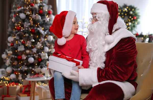 Santa Claus Dando Regalo Niña Habitación Decorada Para Navidad — Foto de Stock