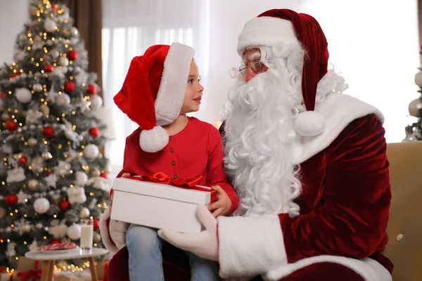 Santa Claus Dávat Dárek Malé Holčičce Pokoji Zdobené Vánoce — Stock fotografie