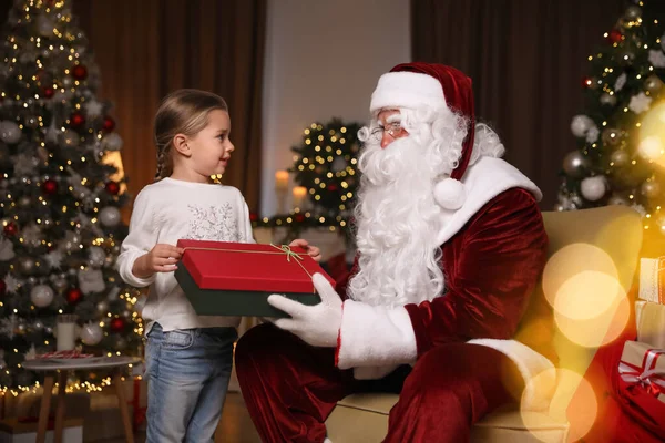 Santa Claus Dávat Dárek Malé Holčičce Pokoji Zdobené Vánoce — Stock fotografie