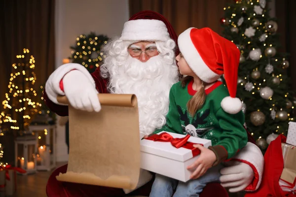 Malá Holčička Vánoční Dárek Blízkosti Santa Claus Vnitřní — Stock fotografie