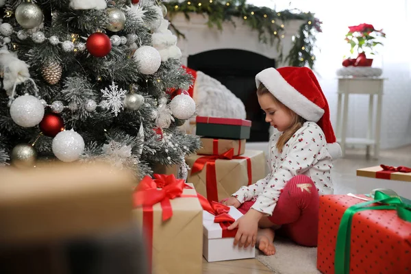 Carino Bambina Con Regalo Natale Sul Pavimento Casa — Foto Stock