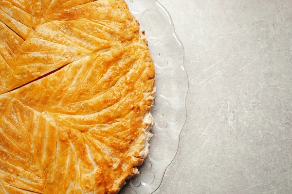 Традиционная Galette Des Rois Светло Сером Столе Вид Сверху Пространство — стоковое фото