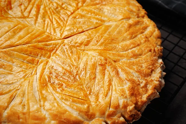 Galette Des Rois Traditionnelle Sur Grille Refroidissement Gros Plan — Photo