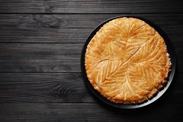 Traditionele Galette Des Rois Zwarte Houten Tafel Bovenaanzicht Ruimte Voor — Stockfoto