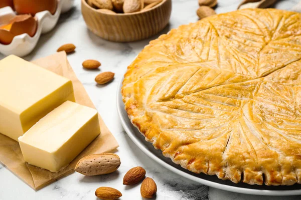 Hagyományos Galette Des Rois Összetevők Fehér Márvány Asztal Közelkép — Stock Fotó