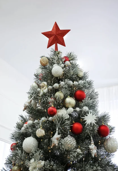 Gyönyörű Karácsonyfa Csillag Topper Beltérben — Stock Fotó