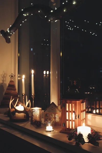Brinnande Ljus Och Julinredning Fönsterbräda Natten — Stockfoto