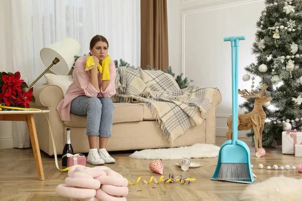 Mujer Cansada Sentada Una Habitación Desordenada Mientras Limpia Después Fiesta — Foto de Stock